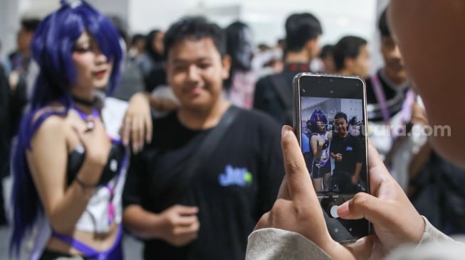 Pengunjung berswafoto dengan cosplayer saat acara Cosplay Expo 2025 di Gelora Bung Karno (GBK), Jakarta, Sabtu (18/10/2025). [Suara.com/Alfian Winanto]