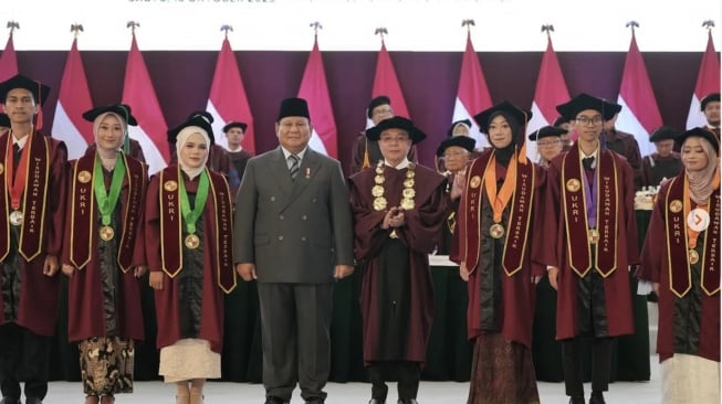 Presiden Republik Indonesia, Prabowo Subianto, didampingi Rektor Sufmi Dasco Ahmad menghadiri wisuda 521 Sarjana Universitas Kebangsaan Republik Indonesia (UKRI), Sabtu (18/10/2025).