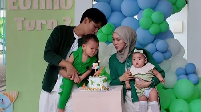 Momen kebahagiaaan Julia Prastini alias Jule bersama Na Daehoon. [YouTube]
