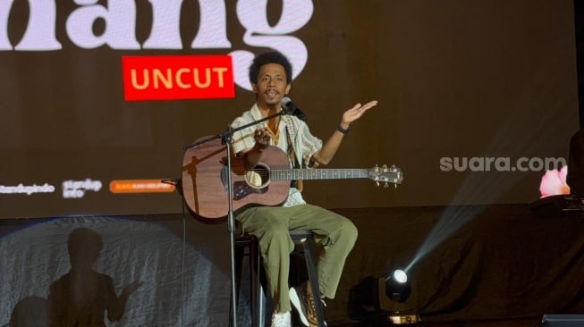 Raim Laode saat tampil di acara Show Tour Stand Up Comedy "Komang Uncut" di Usmar Ismail Hall, Jakarta Selatan pada Jumat, 17 Oktober 2025 malam. [Tiara Rosana/Suara.com]