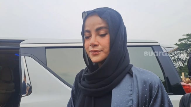Olla Ramlan mendatangi makam ibunya di TPU Tanah Kusir, Jakarta Selatan, Sabtu (18/10/2025). [Rena Pangesti/Suara.com]