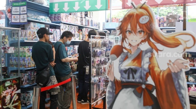 Pengunjung membeli merchandise saat acara Cosplay Expo 2025 di Gelora Bung Karno (GBK), Jakarta, Sabtu (18/10/2025). [Suara.com/Alfian Winanto]
