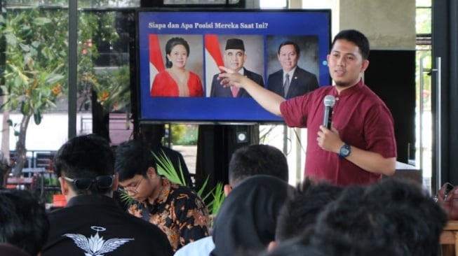 Jemput Suara melalui forum Temu Suara menghadirkan akademisi Alfath Bagus Panuntun sebagai pemantik diskusi di Limitless Cafe, Yogyakarta, pada Jumat (17/10).