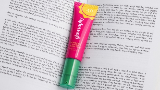 Glowsophy Bearberry Tinted Tone Up Sunscreen (Shopee)