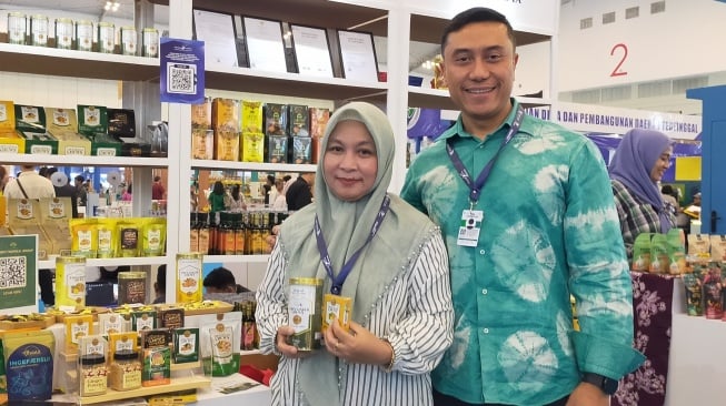 Nuri dan Tonny, owner PT Indo Tropical Group yang mengekspor rempah dalam bentuk permen jahe, serbuk-serbuk, sampai bentuk segar (Suara.com/CNR ukirsari)