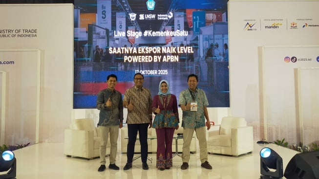 Live Stage bertajuk "Saatnya Ekspor Naik Level, Powered by APBN" dengan pembicara Agnes Rahadian selaku Kepala Penugasan Khusus Ekspor LPEI, Esti Wiyandari dari DJBC, dan Dedi Abdul Hadi dari LNSW (Suara.com/CNR ukirsari)