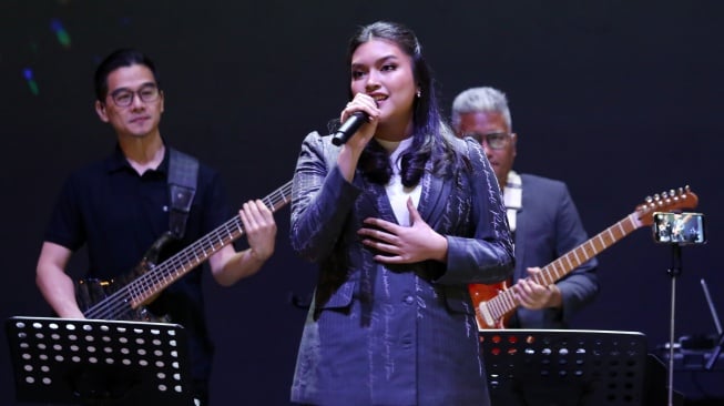 Penyanyi Amagra merilis dua single berjudul "Masih Rindu" dan "Bilang Saja". Di bawah bimbingan musisi senior Aminoto Kosin, Amagra disebut-sebut sebagai talenta muda yang siap bersinar. [dokumentasi pribadi]