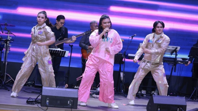 Penyanyi Amagra merilis dua single berjudul "Masih Rindu" dan "Bilang Saja". Di bawah bimbingan musisi senior Aminoto Kosin, Amagra disebut-sebut sebagai talenta muda yang siap bersinar. [dokumentasi pribadi]