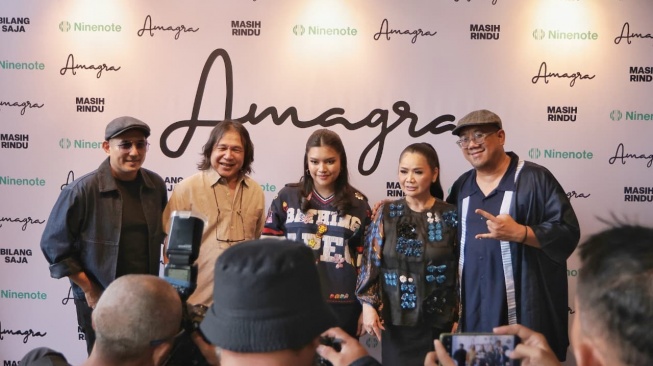 Penyanyi Amagra merilis dua single berjudul "Masih Rindu" dan "Bilang Saja". Di bawah bimbingan musisi senior Aminoto Kosin, Amagra disebut-sebut sebagai talenta muda yang siap bersinar. [dokumentasi pribadi]