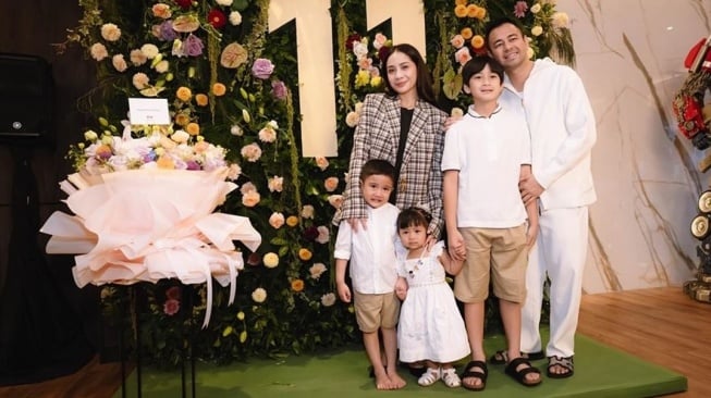 Anniversary Raffi Ahmad dan Nagita Slavina. (Instagram/raffinagita1717)