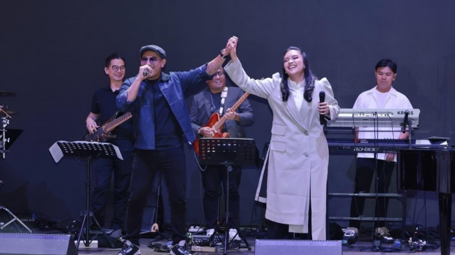 Penyanyi Amagra merilis dua single berjudul "Masih Rindu" dan "Bilang Saja". Di bawah bimbingan musisi senior Aminoto Kosin, Amagra disebut-sebut sebagai talenta muda yang siap bersinar. [dokumentasi pribadi]