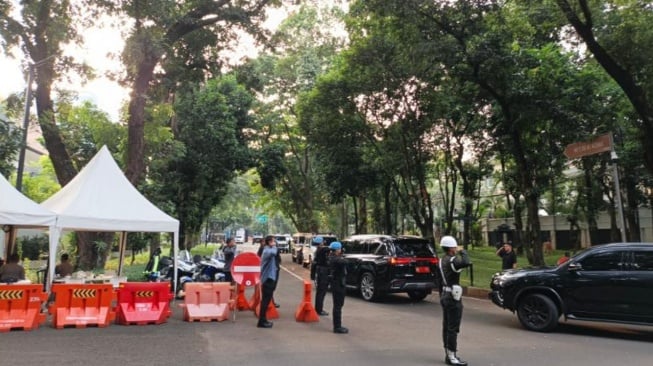 Sejumlah menteri yang dipanggil Presiden Prabowo tiba di Kertanegara, Kebayoran Baru, Jakarta Selatan. (Suara.com/Novian