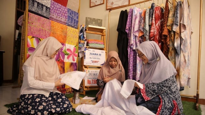 Pandemi Jadi Peluang, Berikut Kisah Findy Bangkitkan Pengrajin Lokal Lewat Daster Findmeera