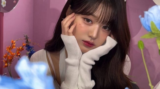 Cozy Vibes! 4 Ide Padu Padan Knitwear ala Wonyoung IVE yang Super Sweet