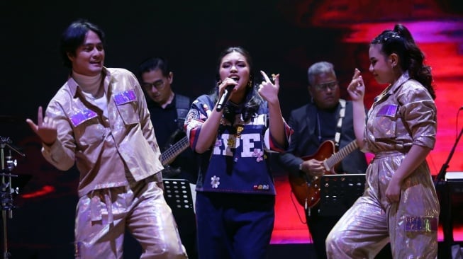 Penyanyi Amagra merilis dua single berjudul "Masih Rindu" dan "Bilang Saja". Di bawah bimbingan musisi senior Aminoto Kosin, Amagra disebut-sebut sebagai talenta muda yang siap bersinar. [dokumentasi pribadi]