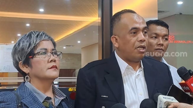 Pengacara Lisa Mariana, Johnboy Nababan ditemui di Bareskrim Polri, Senin, 20 Oktober 2025. [Suara.com/Rena Pangesti]