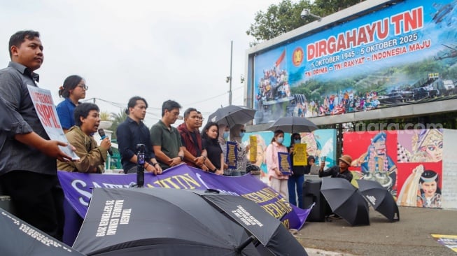 Massa dari Koalisi Bersihkan Indonesia (KBI) saat menggelar aksi simbolik di Taman Pandang Istana, Jakarta, Senin (20/10/2025). [Suara.com/Alfian Winanto]