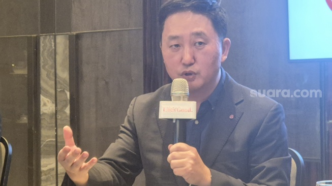Ha Sang-chul, President of LG Electronics Indonesia dalam paparan refleksi 35 tahun kehadiran LG di Indonesia bersama media di Jakarta, Senin (20/10/2025). [Suara.com/Dythia]