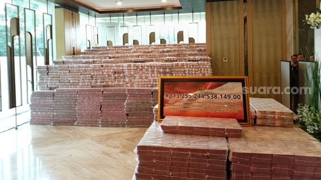 Uang senilai Rp13,2 triliuh lebih dari hasil penyitaan dari tiga korporasi, yaitu Wilmar Group, Permata Hijau Group dan Musim Mas Group. (Suara.com/Novian)