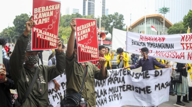 Massa mahasiswa saat menggelar demo peringatan satu tahun pemerintahan Prabowo-Gibran di Jl Merdeka Selatan, Jakarta, Senin (20/10/2025). [Suata.com/Alfian Winanto]