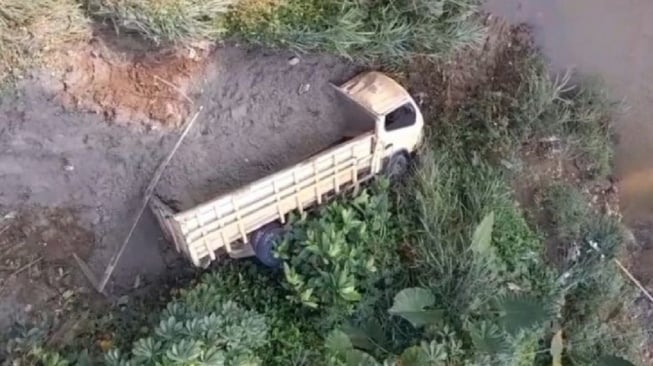 Microsleep Berujung Maut? Truk Angkut Pasir Nyungsep ke Jurang di Cisauk