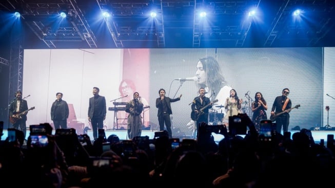 Marcello Tahitoe atau Ello membawakan lagu pembuka legendaris “Taman Langit”, sukses memukau ribuan penonton. Karakter vokalnya yang kuat terasa sangat menyatu dengan Peterpan (Dok: Aloka)