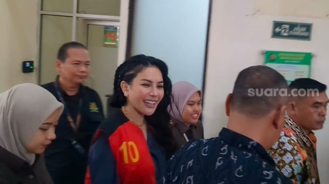 Nikita Mirzani jelang sidang lanjutan kasus pemerasan terhadap Reza Gladys dan kasus TPPU di Pengadilan Negeri Jakarta Selatan, Senin, 20 Oktober 2025. [Suara.com/Adiyoga Priyambodo]