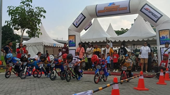 Ratusan pebalap cilik adu cepat pada Journalist MTB Pushbike Competition 2025 di Grand Wisata, Bekasi, Jawa Barat. (Suara.com/Dwi Bowo)