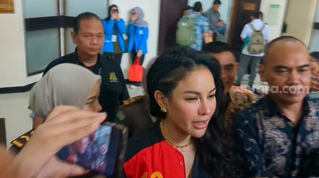 Nikita Mirzani Dituntut 11 Tahun Penjara, Malah Tertawa: Jaksa Gue Berkasus Semua!