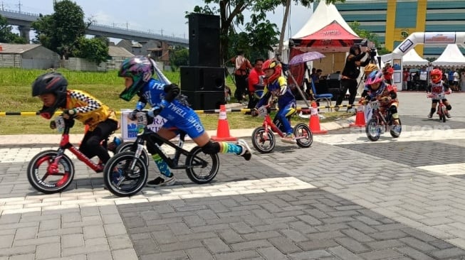 Ratusan pebalap cilik adu cepat pada Journalist MTB Pushbike Competition 2025 di Grand Wisata, Bekasi, Jawa Barat. (Suara.com/Dwi Bowo)