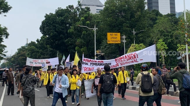 Ratusan mahasiswa yang tergabung dalam Badan Eksekutif Mahasiswa Seluruh Indonesia (BEM SI) menggelar aksi unjuk rasa di kawasan Patung Kuda, Jakarta Pusat, Senin (20/10/2025). (Suara.com/Maylaffayza Adinda Hollaoena)