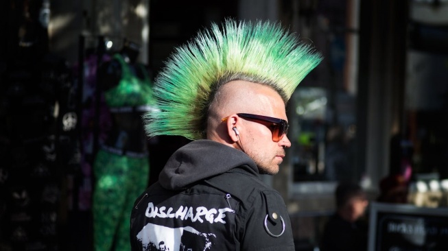 ilustrasi mohawk cut (pexels/Emma Benitez)