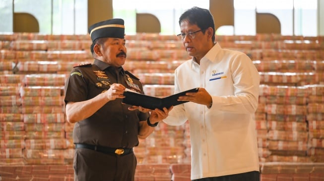 Jaksa Agung ST Burhanuddin (kiri) menyerahkan berkas acara penyerahan kepada Menteri Keuangan Purbaya Yudhi Sadewa (kanan) saat penyerahan uang pengganti kerugian negara hasil korupsi minyak kelapa sawit (CPO) di Kejaksaan Agung, Jakarta, Senin (20/10/2025). [ANTARA FOTO/Hafidz Mubarak A/YU]