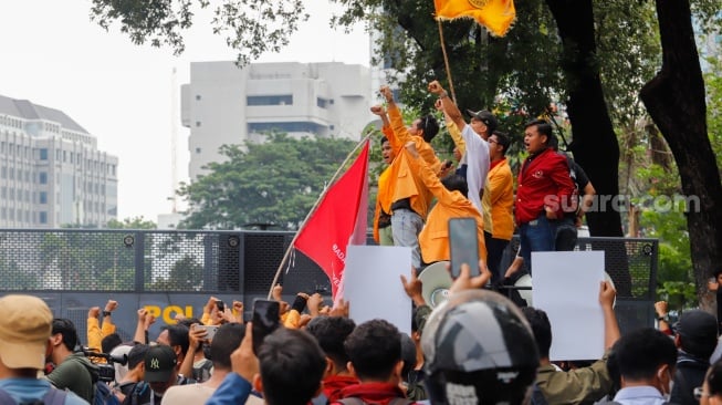 Massa mahasiswa saat menggelar demo peringatan satu tahun pemerintahan Prabowo-Gibran di Jl Merdeka Selatan, Jakarta, Senin (20/10/2025). [Suata.com/Alfian Winanto]