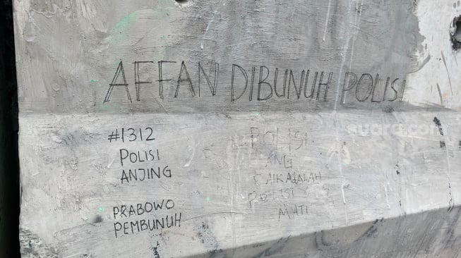 Massa BEM SI menuliskan "AFFAN DIBUNUH POLISI". (Suara.com/Maylaffayza)