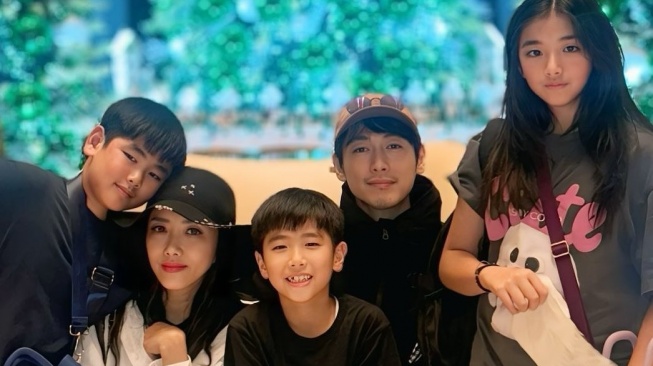 Keluarga Dean Fujioka dan Vanina Amalia Hidayat. (Instagram/@threeninjababies)