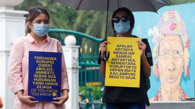Massa dari Koalisi Bersihkan Indonesia (KBI) saat menggelar aksi simbolik di Taman Pandang Istana, Jakarta, Senin (20/10/2025). [Suara.com/Alfian Winanto]