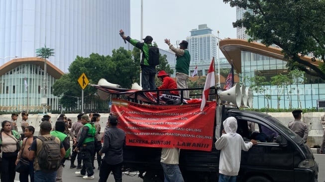 Aksi di Patung Kuda, Garda Suarakan 7 Tuntutan Kesejahteraan dan Tagih Perpres Prabowo!