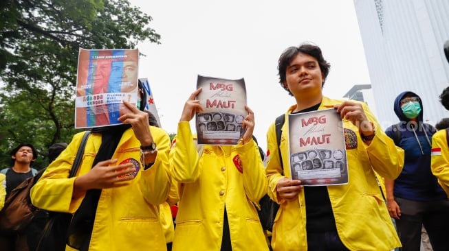 Massa mahasiswa saat menggelar demo peringatan satu tahun pemerintahan Prabowo-Gibran di Jl Merdeka Selatan, Jakarta, Senin (20/10/2025). [Suata.com/Alfian Winanto]