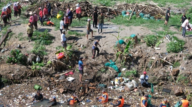 Petugas kebersihan bersama pemerhati lingkungan gotong royong membersihkan sampah pada aliran sungai dalam aksi River Clean Up di Desa Batubulan, Gianyar, Bali, Senin (20/10/2025). [ANTARA FOTO/Nyoman Hendra Wibowo/YU]