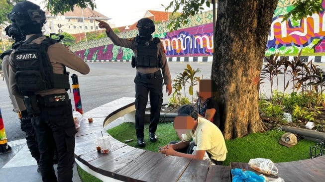 Nekat Pesta Miras di Siang Bolong, Tiga Pria Ini Dikukut Polisi di Kawasan Manahan