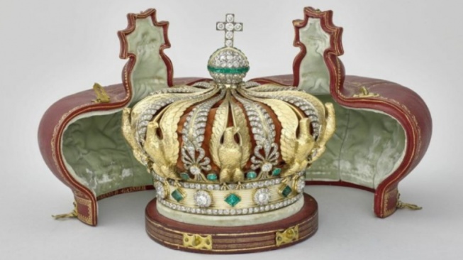 Mahkota milik Permaisuri Eugénie, istri Napoleon III. Mahkota ini ditemukan jatuh di luar dinding museum, diduga terlepas dalam pencurian pada Minggu (19/10/2025) waktu setempat (Museum Louvre)