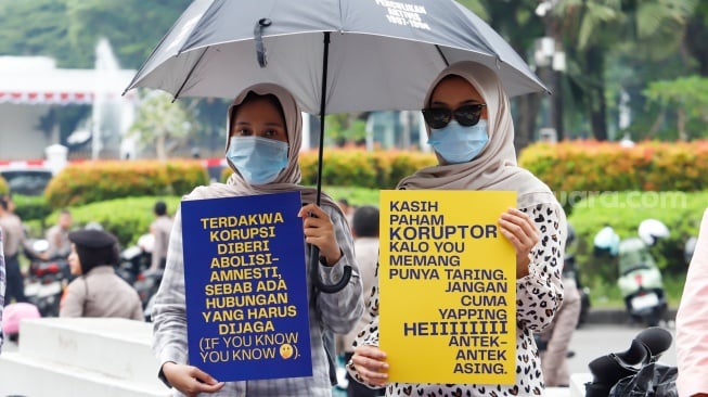 Massa dari Koalisi Bersihkan Indonesia (KBI) saat menggelar aksi simbolik di Taman Pandang Istana, Jakarta, Senin (20/10/2025). [Suara.com/Alfian Winanto]