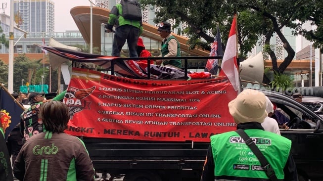 Asosiasi Pengemudi Ojek Online (Ojol) Garda Indonesia menggelar deklarasi damai di kawasan Patung Kuda, Jakarta Pusat. Mereka juga menyampaikan7 pernyataan sikap. (Suara.com/ Maylaffayza Adinda Hollaoena)