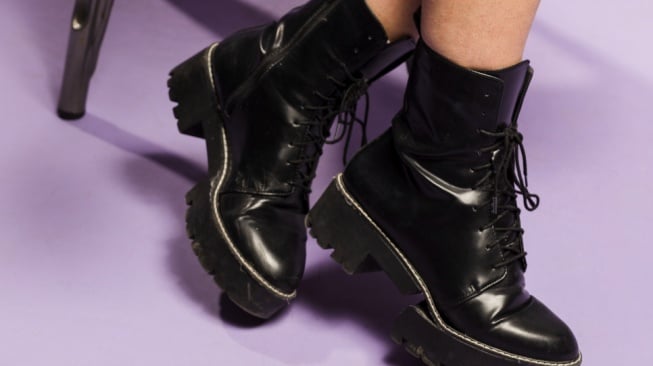 Ilustrasi sepatu boots wanita. [Freepik]
