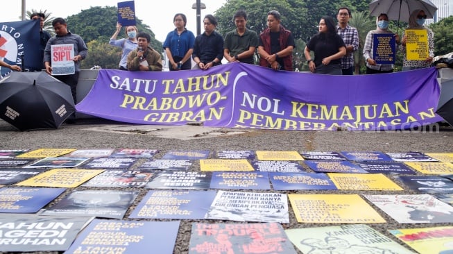 Massa dari Koalisi Bersihkan Indonesia (KBI) saat menggelar aksi simbolik di Taman Pandang Istana, Jakarta, Senin (20/10/2025). [Suara.com/Alfian Winanto]