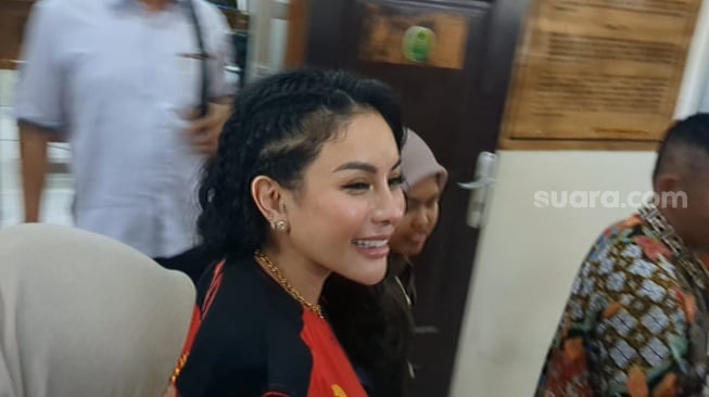 Nikita Mirzani jelang sidang lanjutan kasus pemerasan terhadap Reza Gladys dan kasus TPPU di Pengadilan Negeri Jakarta Selatan, Senin, 20 Oktober 2025. [Suara.com/Adiyoga Priyambodo]