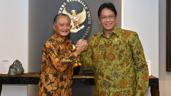 Gaya batik Menkeu Purbaya Yudhi Sadewa [Instagram.menkeuri]