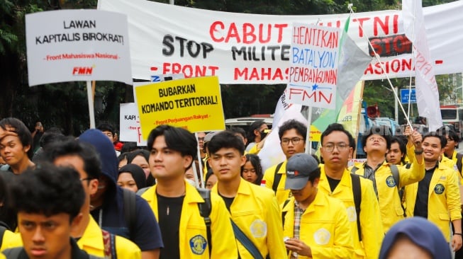 Massa mahasiswa saat menggelar demo peringatan satu tahun pemerintahan Prabowo-Gibran di Jl Merdeka Selatan, Jakarta, Senin (20/10/2025). [Suata.com/Alfian Winanto]