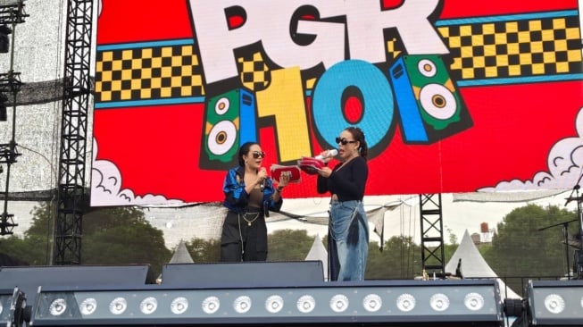 Shinta Bachir dan Bebby Fey menjadi mc di sebuah acara festival musik di Jakarta. [Instagram]